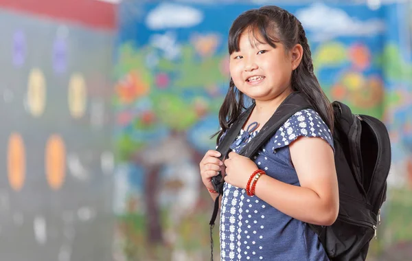 Asiática joven chica en la escuela primaria — Foto de Stock