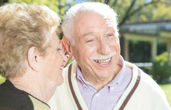 Bejaarde echtpaar in de tuin — Stockfoto