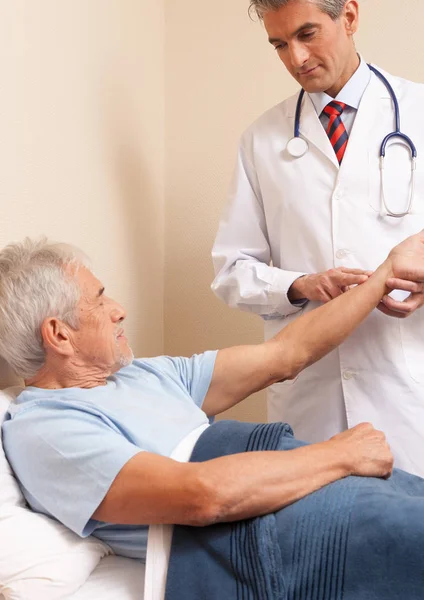 Médico y paciente en el hospital —  Fotos de Stock