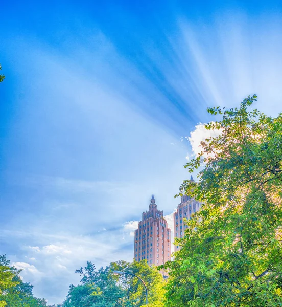 Hermoso parque de la ciudad con edificios en el fondo —  Fotos de Stock