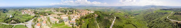 Toskana Landschaft und mittelalterliche Stadt auf dem Hügel. Erstaunliches Panorama — Stockfoto