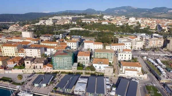 San Vincenzo, Itálie. Město při pohledu ze vzduchu — Stock fotografie