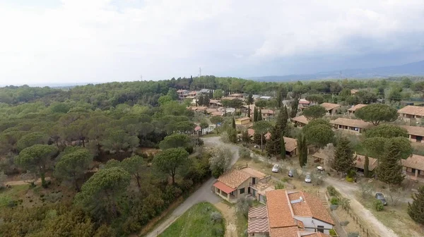 Casas de Toscana a lo largo del campo, Italia —  Fotos de Stock