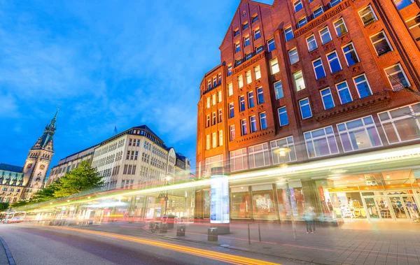 Hamburg, Tyskland - 20 juli 2016: Stadens gator på natten. Hamburg — Stockfoto