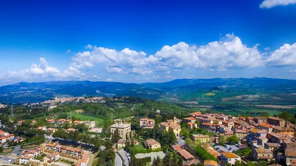 Vista panoramica sulla città medievale della Toscana con campagna, Italia — Foto Stock
