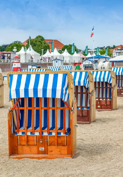 TRAVEMUNDE, GERMANY - JULY 22, 2016: Beach chairs with locals an — Stock Photo, Image