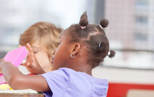 Afrikanska kvinnliga barn i grundskolan — Stockfoto