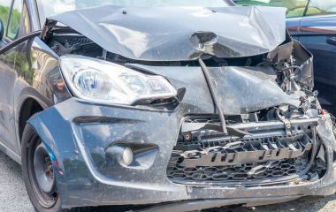 Kazadan sonra araba enkazı