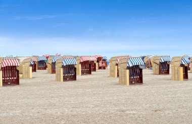 Güzel bir plaj renkli kapalı plaj sandalyeleri