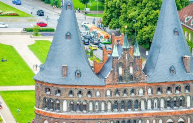 Lubeck, Almanya - 22 Temmuz 2016: Şehir Ortaçağ binaları. Lubeck