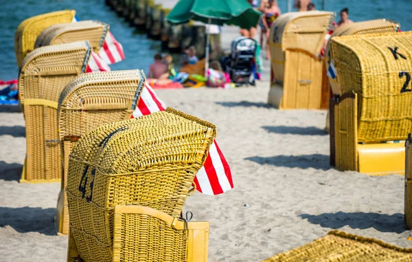 Barevná plážová židle Travemunde, Německo — Stock fotografie