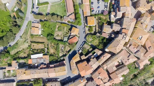 Vista aérea de la ciudad medieval de Toscana con campo, Italia —  Fotos de Stock