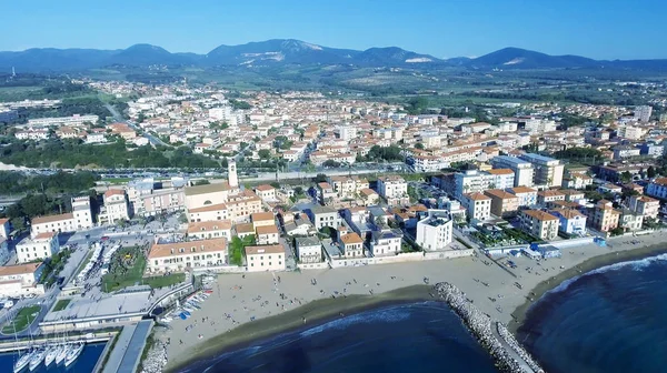 Vista aérea de San Vicenzo en Toscana. Puerto y ciudad skyline — Foto de Stock