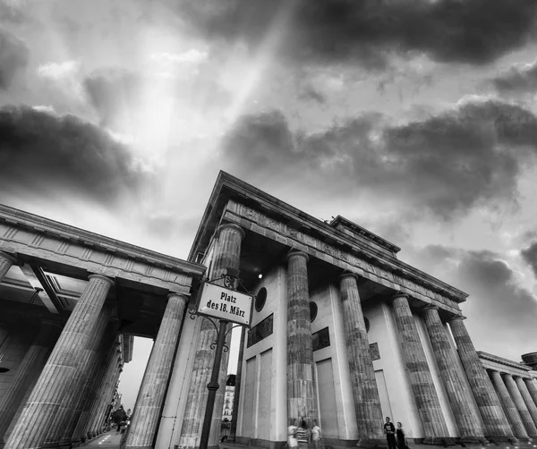 Puerta de Brenadenburg al atardecer desde la Plaza 18 de Marzo - Berlín, Germa —  Fotos de Stock