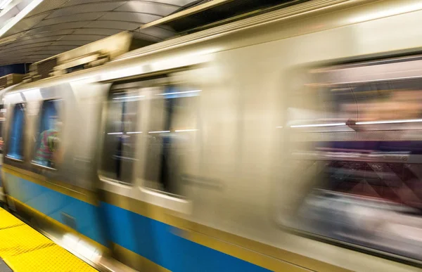 Train de métro en mouvement rapide — Photo