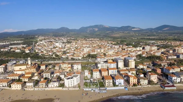 Flygfoto över San Vicenzo i Toscana. Hamnen och stadens skyline — Stockfoto