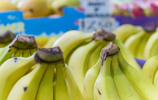 Oddíl čerstvých banánů na maloobchodním supermarketu — Stock fotografie
