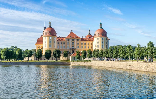 MORITZBURG, ALEMANIA - JULIO 2016: Castillo de Moritzburg con los turistas — Foto de Stock