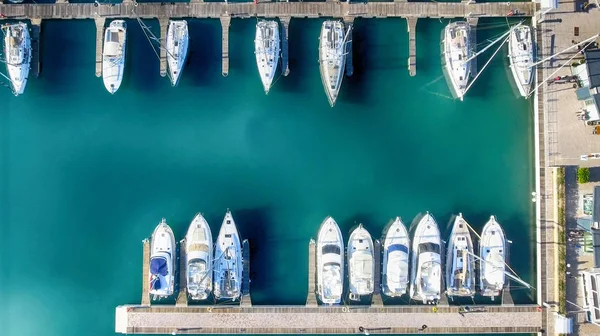 Hermosa vista aérea del pequeño puerto de la ciudad — Foto de Stock