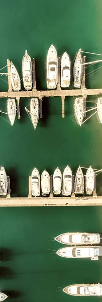 Vista aérea surpreendente de pequenos barcos no porto da cidade — Fotografia de Stock