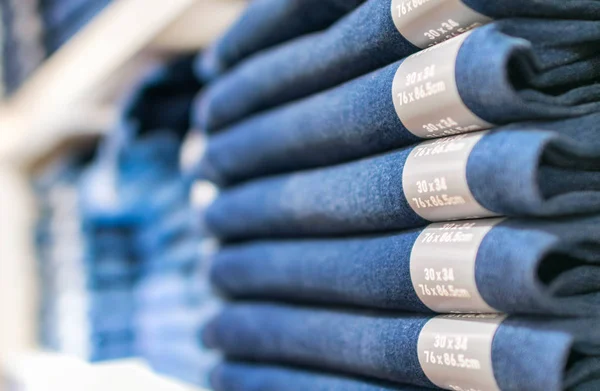 Pantalones apilados en una tienda —  Fotos de Stock