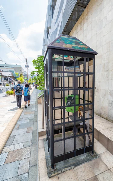 NARA, JAPÓN - 31 DE MAYO DE 2016: Cabina telefónica pública a lo largo de la calle de la ciudad —  Fotos de Stock