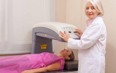 Uzman kadın doktor hastanede hasta ile