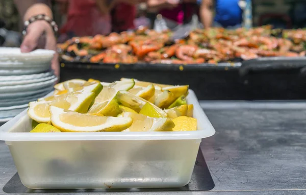 Caixa de limão com Paella no fundo — Fotografia de Stock