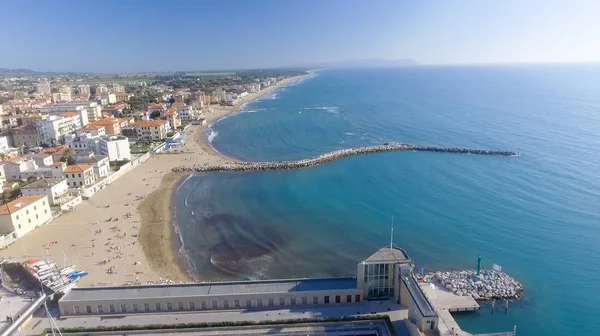 San Vincenzo, Italië. Stad als gezien vanuit de lucht — Stockfoto