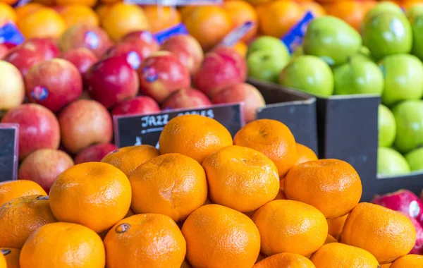 Sección de naranjas frescas en supermercado minorista — Foto de Stock