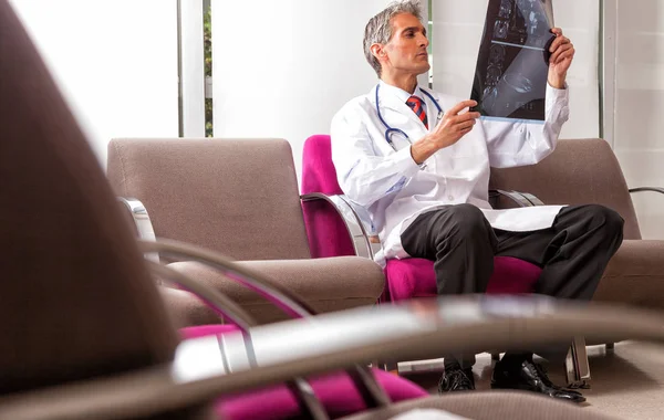 Médico mirando la radiografía en el hospital — Foto de Stock