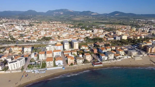 San Vincenzo, Italia. Ciudad vista desde el aire — Foto de Stock