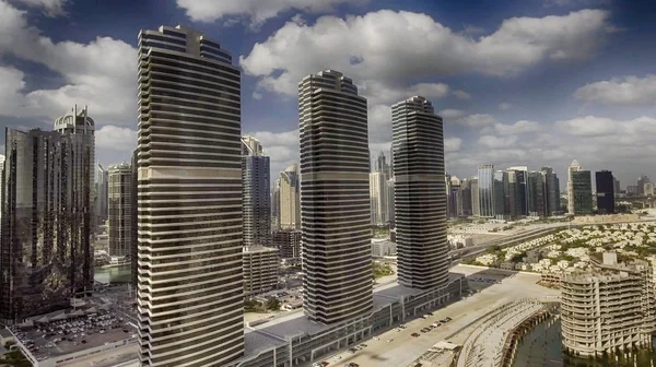 Вид с воздуха на небоскребы Дубая вдоль Джумейра Лейк Тауэрс — стоковое фото
