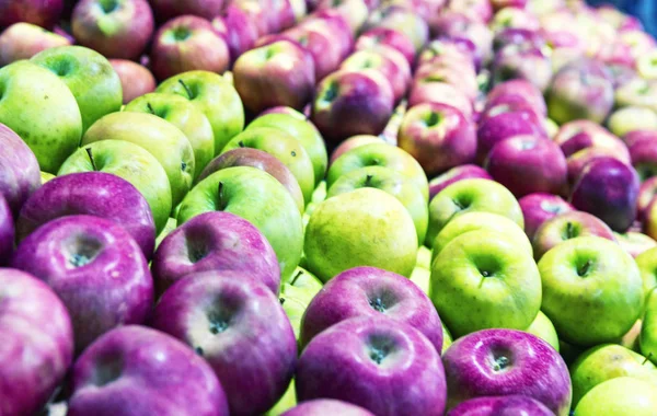 Świeże jabłka sekcji na Retail Supermarket — Zdjęcie stockowe
