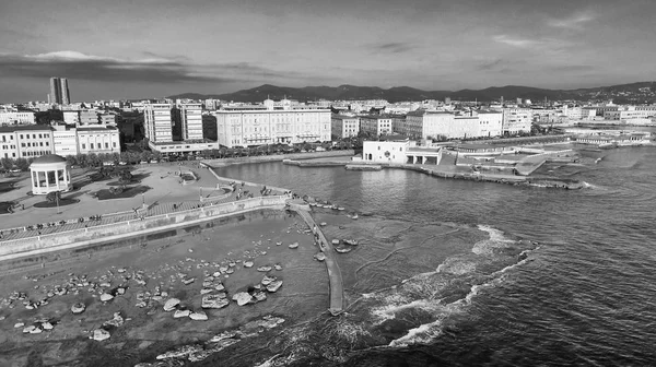 Krásný západ slunce letecký pohled na pobřeží Livorna podél Mascagni Ter — Stock fotografie