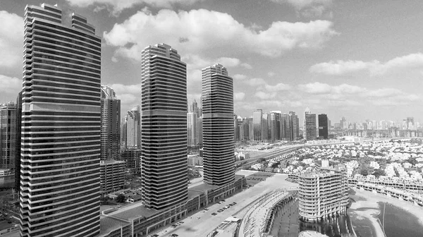 Vista aérea dos arranha-céus do Dubai ao longo das torres do lago Jumeirah — Fotografia de Stock