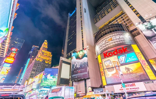 New York City - 8 juni 2013: Times Square med turister och tra — Stockfoto