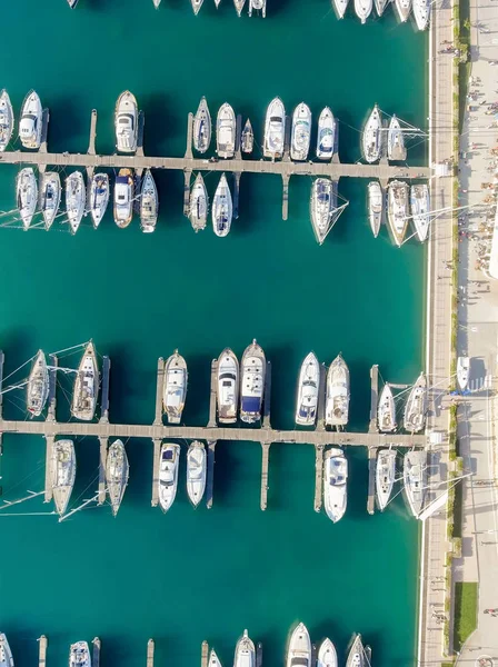 Małe miasto portowe z łodzi zadokowany. Niesamowite panoramiczne anteny nad — Zdjęcie stockowe