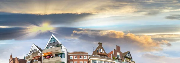 Vista panorámica al atardecer de los edificios Travemunde, Alemania — Foto de Stock