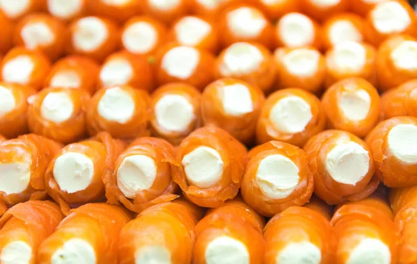 Seção de rolos de salmão fresco no supermercado de varejo — Fotografia de Stock