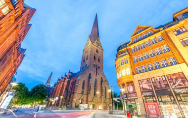 Hamburg, Almanya - 20 Temmuz 2016: Şehrin sokaklarında geceleri. Hamburg