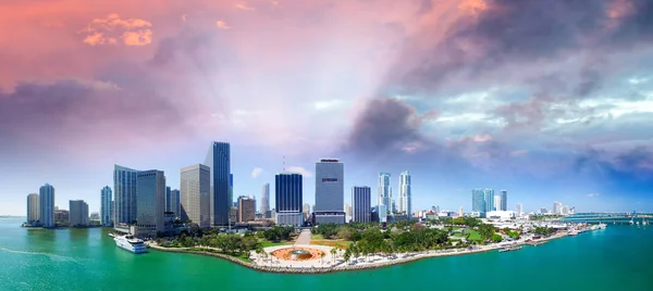 在日落时的迈阿密市区全景鸟瞰图。建筑物和 — 图库照片