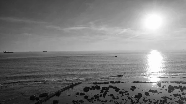 Rocce sopra l'oceano al tramonto — Foto Stock