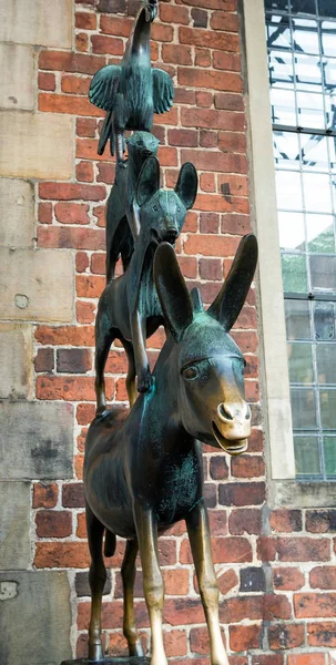 De Bremen Town Musicians standbeeld in Bremen, Duitsland — Stockfoto