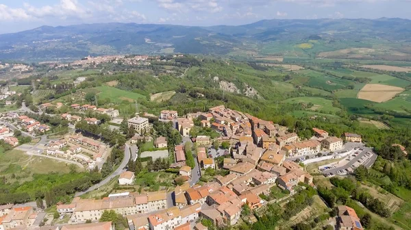 Vista aérea de la ciudad medieval de Toscana con campo, Italia —  Fotos de Stock
