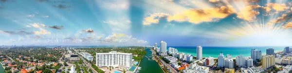 Miami Beach buildings and coastline - Panoramic aerial view at s — Stock Photo, Image