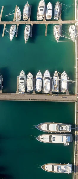 Pequeno porto da cidade com barcos atracados. Incrível antena panorâmica sobre — Fotografia de Stock