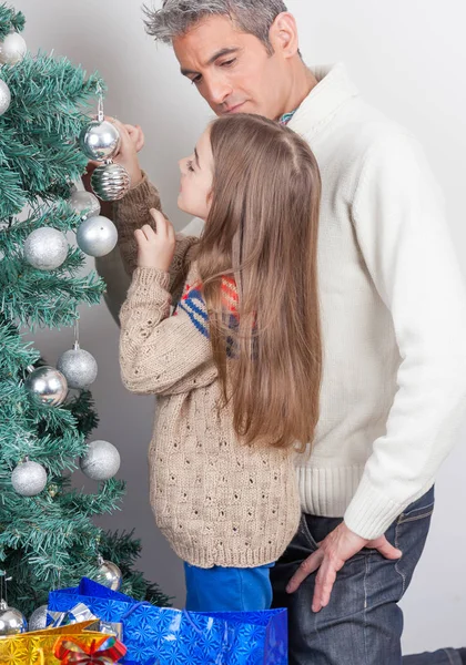 Weihnachtsbaum basteln, Familienkonzept — Stockfoto