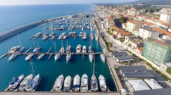 Letecký pohled na malé město port s ukotvenými čluny — Stock fotografie