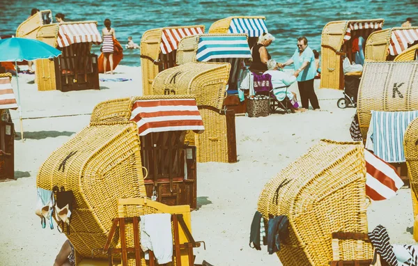 特拉沃明德，德国-2016 年 7 月 22 日︰ 沙滩椅与当地人 — 图库照片